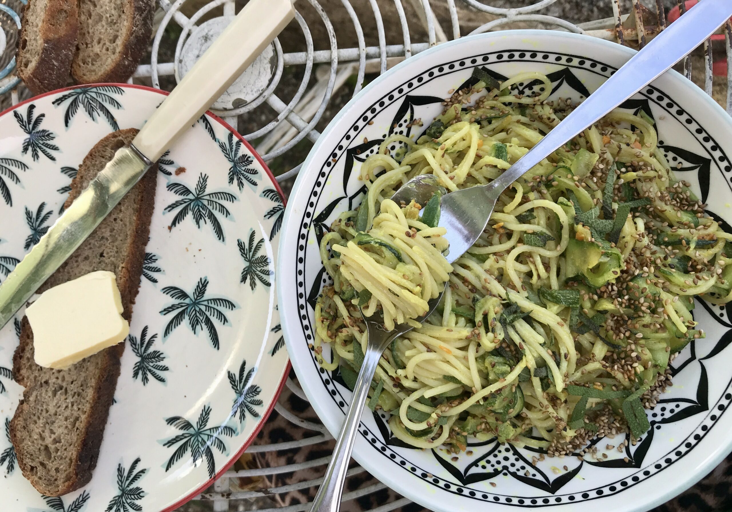 Lasst und zusammen kochen: Bunte Sommerzeit - einfachen und raffinierten vegane Rezepten für den Sommer